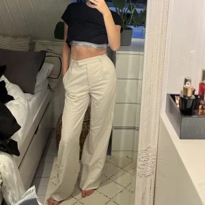 Kostymbyxor Beige/Vita - Sitter super snyggt i midjan är 170!!!