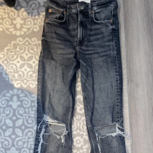 Jeans - Säljer ett par grå/svarta jeans med slits ifrån Zara som är använda ett fåtal gånger jeansen är midrise.😇 Säljer pågrund av att dem är för små💓Jeansen var köpta för 350kr nypris!