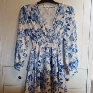 Blommig klänning  - Blå Blommig klänning, helt ny alldrig använd. 
