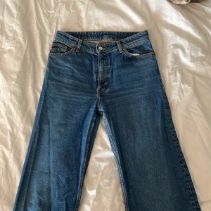 Blåa Jeans - Ett par blåa jeans. Det är använda men inte slitna. I storlek 36. Pris kan prutas 