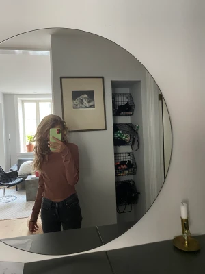 Långärmad tröja  - Råda tun tröja från NA-KD i väldigt fint skick säljes pågrund utav att den inte kommer till användning 