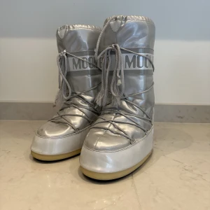 Moonbootz  - Säljer mina moonbootz i färgen Icon vinile metallic i storlek 39-41. Använda fåtal gånger under det två senaste vintrarna och är fortfarande i bra skick. Om du har några frågor om storlek eller vill ha fler bilder är det bara att höra av sig !💕säljer dirk