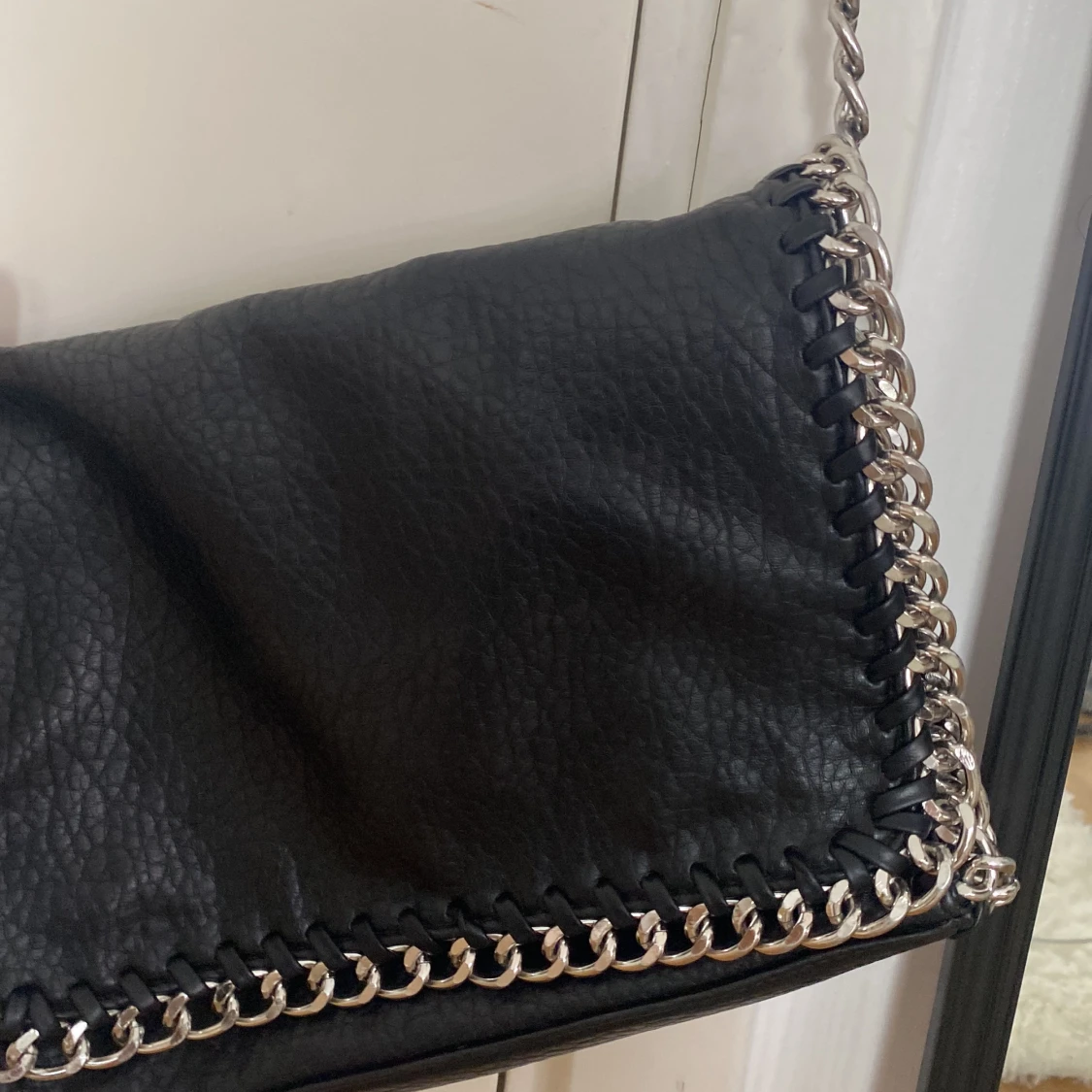 Svart tiamo väska i medium