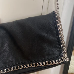 Svart tiamo väska i medium - .