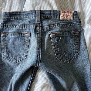 True religion jeans - Riktigt snygga true religion jeans som jag säljer vidare pga att de är  för små! Nypris ca 2000💕 Innerbenslängd: 84 cm Midjemått: 74 cm De är lite slitna på fickorna i bak samt längst ner på benen (skriv för bilder). Jag kan sy igen det om det önskas. ❣️  