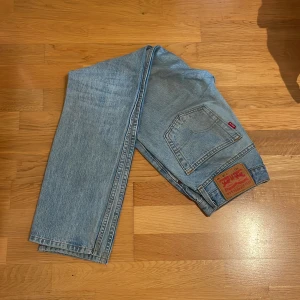 Ljusblåa Levis 511 Jeans  - Ett par schyssta ljusblåa Levis 511 jeans. Storlek W28 och L30