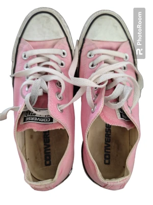 Converse skor - Äkta converse sneakers i använt skick men inga stora synliga defekter. Storlek 37.