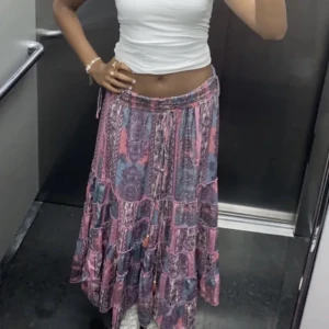 Jättefin långkjol - Säljer denna jättefina långkjol som jag vill bli av med genast! Den har så fint mönster och köpes i Mallorca på en marknad💞💞 Det är one size och är elastisk i midjan så passar alla. Den passar dig från 150-180 cm beroende på hur man vill ha den🫶🏼