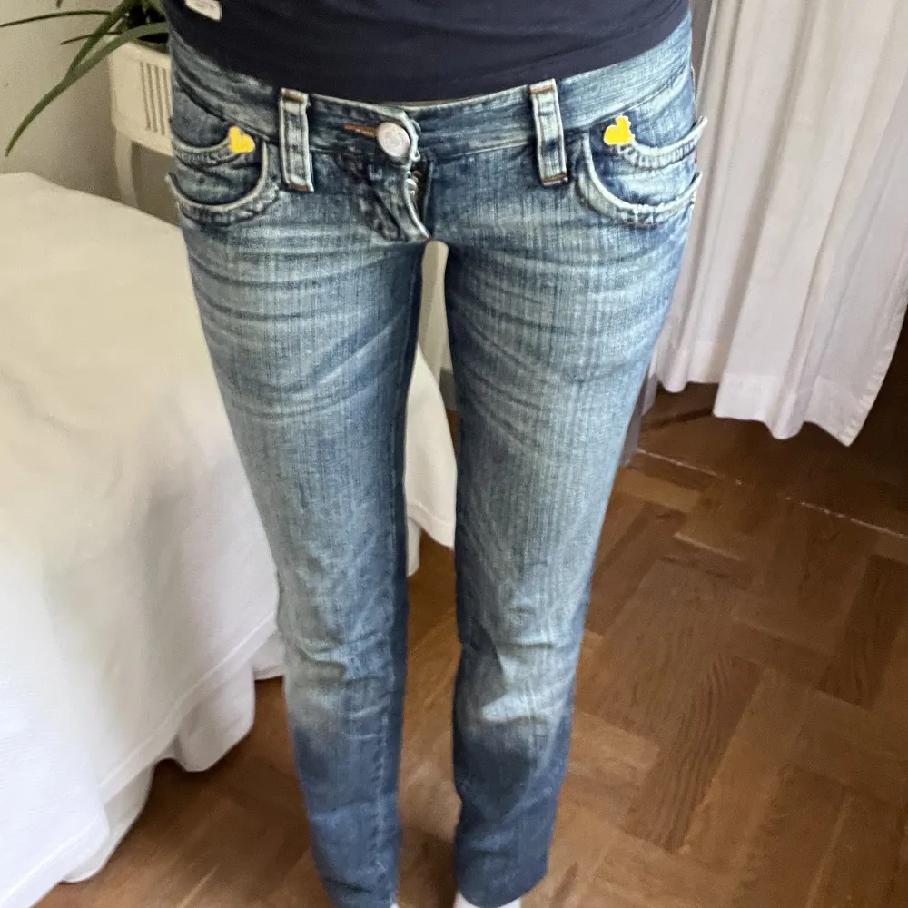 Säljer super coola Dsquared Twins jeans i limited edition. Vintage men i mycket bra skick. Storlek 38/32 men skulle säga att dem är mer som en 34/32. Sytt upp dem men är fortfarande långa! Midjemåttet är 80cm, ytterbenslängd är 102cm, innebenslängd 87cm💓😊. Jeans & Byxor.