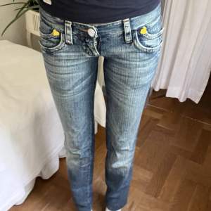 Säljer super coola Dsquared Twins jeans i limited edition. Vintage men i mycket bra skick. Storlek 38/32 men skulle säga att dem är mer som en 34/32. Sytt upp dem men är fortfarande långa! Midjemåttet är 80cm, ytterbenslängd är 102cm, innebenslängd 87cm💓😊