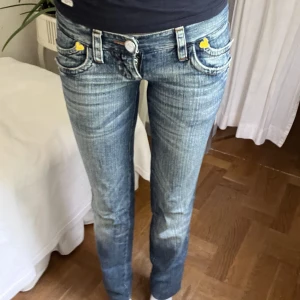 Low waist Dsquared twins Jeans - Säljer super coola Dsquared Twins jeans i limited edition. Vintage men i mycket bra skick. Storlek 38/32 men skulle säga att dem är mer som en 34/32. Sytt upp dem men är fortfarande långa! Midjemåttet är 80cm, ytterbenslängd är 102cm, innebenslängd 87cm💓😊