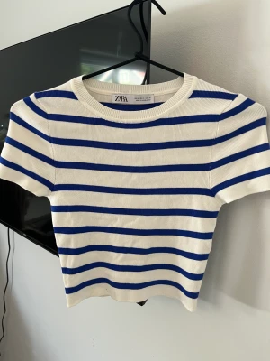 Zara topp  - Stickad tight kroppad randig topp som är helt oanvänd 