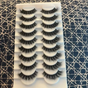 Fransar  - 9 par fransar, 1 par saknas. Allt är i ett väldigt bra skick och helt oanvänt såklart.