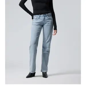 Skitsnygga straight Low waist jeans från weekday i modellen arrow. Använda Max 3 ggr då de tyvärr inte har kommit till användning Nypris 590kr Säljer för 300kr