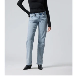 Low waist jeans - Skitsnygga straight Low waist jeans från weekday i modellen arrow. Använda Max 3 ggr då de tyvärr inte har kommit till användning Nypris 590kr Säljer för 300kr