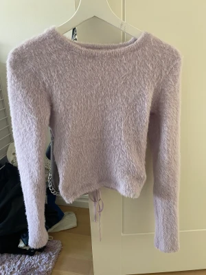 Storlek: xs - Lila tröja med öppen rygg från bikbok i storlek xs. Endast använd en gång.