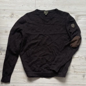 Vintage Chevalier  - Brun vintage Chevalier stickad sweater á la Rory Gilmore stil 🤎 Storlek XXL men sitter som en S/M. OBS: Har ett hål på ena ärmen (se bild 3). Nya Chevalier tröjor ligger på >1000kr.