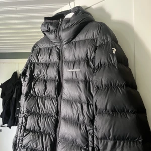 Peak Performance jacka - Hej! säljer min peak performance jacka eftersom jag inte använder den längre, superfint skick och perfekt till vintern! den är storlek m men passar även s