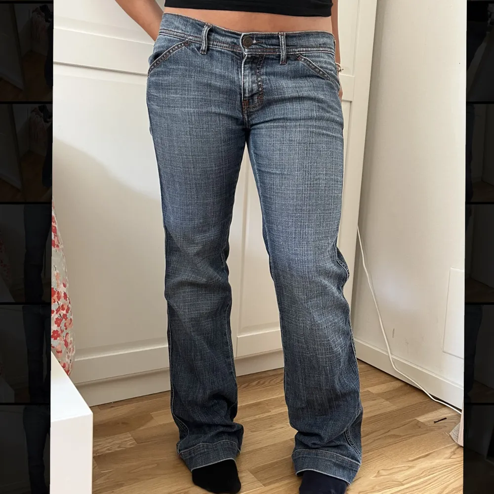 Ljusblåa lågmidjade jeans från zoul med super söta fickor, bra skick förutom lite slitningar längst ner på jeansen, skriv om ni vill ha bilder på det! Midjemått:43 cm(rakt över) innerbenslängd: 80cm. Jeans & Byxor.