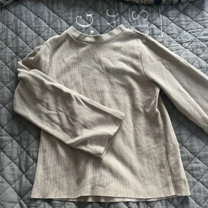 Tröja med vida armar  - Tröja från Gina med vida armar och en mindre högre krage 🩷