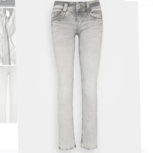 Gråa Pepe Jeans - Helt oanvända gråa Pepe Jeans i storleken 25/30. Fick hem de idag men köpte fel så säljer här. Aldrig använda. Skriv för fler bilder. Lågmidjade! Köptes för 999kr och säljer för 650kr! 💗❤️