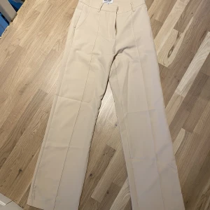 Kostymbyxa  - Beige kostymbyxa från madlady. Knappt använda därav bra skick. Säljer då jag inte får användning av dem samt att de är lite små i midjan. Bra längd på mig som är ca 165🤩