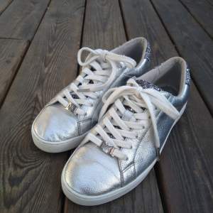 Michael kors silver läder sneakers 38 i fint skick, sparsamt använd.