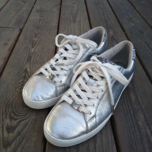Michael kors silver läder sneakers 38  - Michael kors silver läder sneakers 38 i fint skick, sparsamt använd.