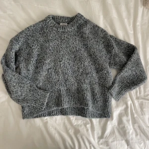 Blå stickad tröja - Säljer denna mysiga tröja från ONLY i storlek M. Super skön och knappt använd. Tröjan är några år gammal men i bra skick! Kom ej ihåg vad jag köpte den för men säljer för 200kr!