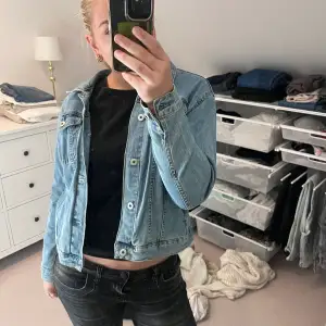 En jätte snygg jeans jacka i bra skick från lager 157. Jackan är i barnstolen 160 men passar både S och M Den är liten för mig som vanligtvis har storlek M/38 i kläder. (Jackan är stretchig) Jag köpte den för 500 kr.