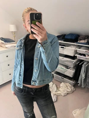 Jeansjacka - En jätte snygg jeans jacka i bra skick från lager 157. Jackan är i barnstolen 160 men passar både S och M Den är liten för mig som vanligtvis har storlek M/38 i kläder. (Jackan är stretchig) Jag köpte den för 500 kr.