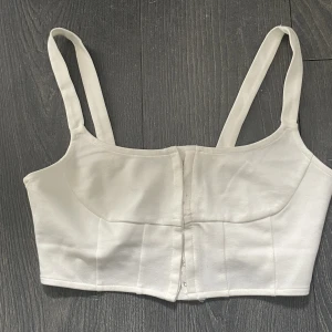 Vitt topp  - Vit topp från bik bok använd an gång, priset går alltid att diskutera 