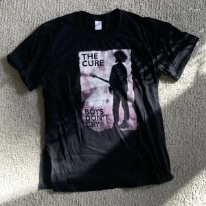 The Cure T-shirt  - Boys don’t cry T-shirt i storleken M, unisex. Aldrig använd, frakt tillkommer⭐️