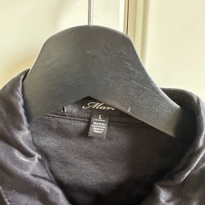 Silkesskjorta med fransar - Silkesskjorta i kort modell med mocka fransar. Knappt använd.