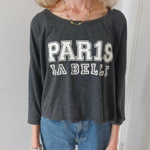 Off shoulder topp med tryck - Grå topp med tryck Paris La Belle från gina tricot. Storlek m men skulle passa storlek xs och s