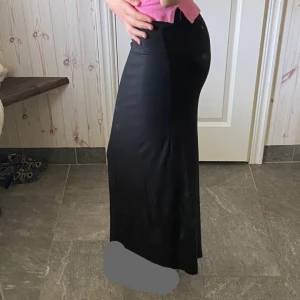 Lång kjol - Kjol som ej kommer till användning. Den är i fint skick och har inga skador. Den har även en slits på sidan. Pris kan diskuteras.