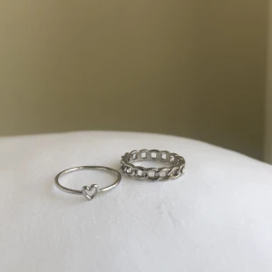 Söta ringar ❤️ - Så fina ! Den med hjärtat är från brandy 💓 köp båda för 100 kr 💓 knappt använda !!