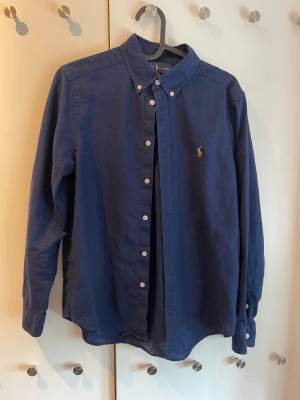 Säljer min gamla Ralph Lauren skjorta i materialet linnes. Inga fläckar bara lite skrynklor. Måtten är, Längd: 53 cm Arm längd: 55 cm axel till axel: 37 cm