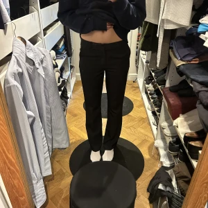 Kostymbyxor  - Så så fina lågmidjade kostymbyxor från bikbok. Säljer för dom tyvärr inte kommer till användning❤️ 