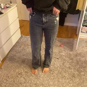 Säljer mina svarta zara jeans!❤️ Storlek 34 passar även small 