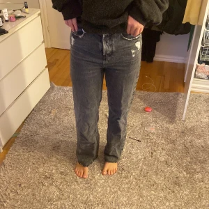 Zara jeans  - Säljer mina svarta zara jeans!❤️ Storlek 34 passar även small 