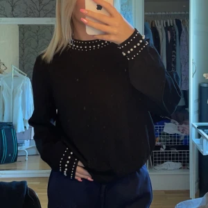 Tröja  - Fin svart tröja ifrån hm med pärlor runt hals kragen och vid handlederna, använd 2-3 gånger och i storlek M men sitter som en XS-S