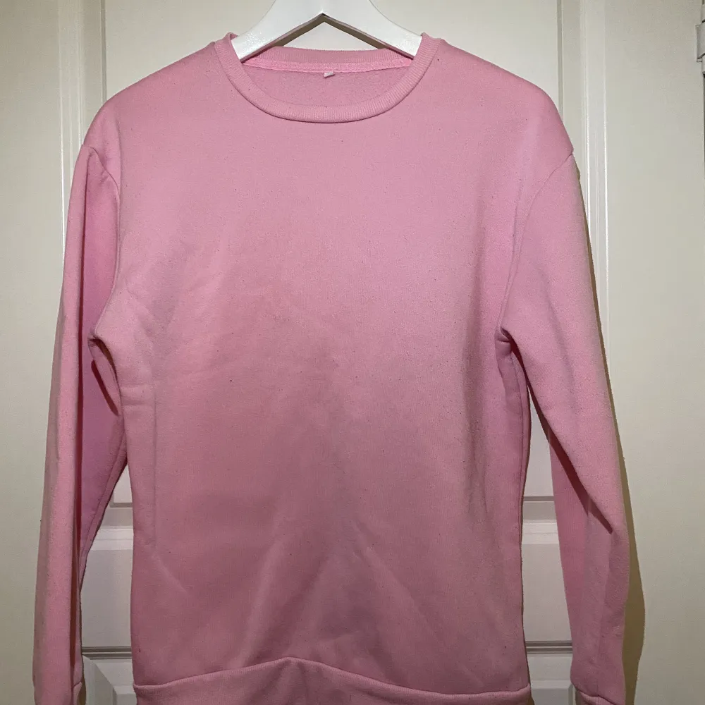 Rosa tröja som är använd 2 gånger och känner inte att den passar min stil, säljer för 100kr då jag vill få bort den bara.. Hoodies.