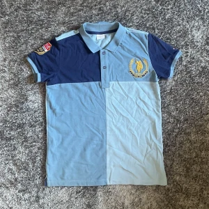 Blå ”Polo Assn” Pique - Blå Polo Assn Pique. Storlek 159 (13yr). Knappt använd, inga märken eller hål men 2 små fläckar som försvinner nog med tvätten, annars är kvaliten väldigt bra. Kunden betalar frakten 😚.