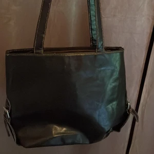 Väska - Säljer denna jätte fina väska då den inte kommer till andvändning, säljer för 70kr+ frakt (pris kan diskuteras). Inga defekter💞
