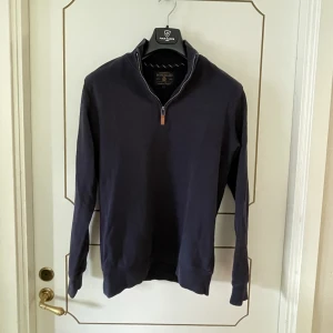 Halv zip - Säljer en marinblå tröja från bondelid med deras logga på vänstra sidan av bröstet.   Tröjan är lite lite sliten (alltså lite ljusare på vissa sömmar vilket inte syns jätte tydligt) men annars i fint skick.   Skickar gärna fler bilder vid intresse. 