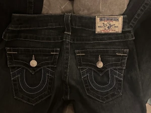 bootcut true religion jeans  - Ett par bootcut jeans som är från true religion. Storlek 25(passar mig bra som 70cm) innebenslängd är 83cm Fin bakfickor köpte för 1400. 