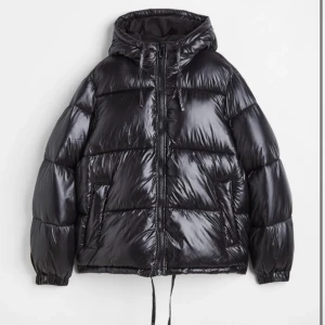 Puffjacka HM - säljer denna puffjacka från HM då jag inte kommer använda den mer, nypris 500kr - fint skick, använd en vinter❄️🩵  