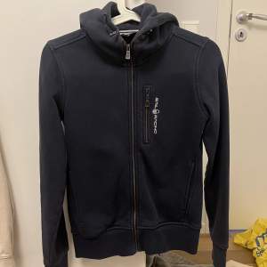 marinblå sailracing hoodie, säljer pga kommer inte till användning, bra skick! passar xs-s