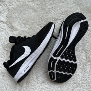 Nike Downshifter 7 Marathon Running - Säljer mina Nike skor storlek 38, använda endast 1 gång (knappt 20 min) på gymmet men insåg snabbt att skorna är för trånga på mig. Legat i garderoben sedan dess.   Nypris idag ligger på ca 1000kr.